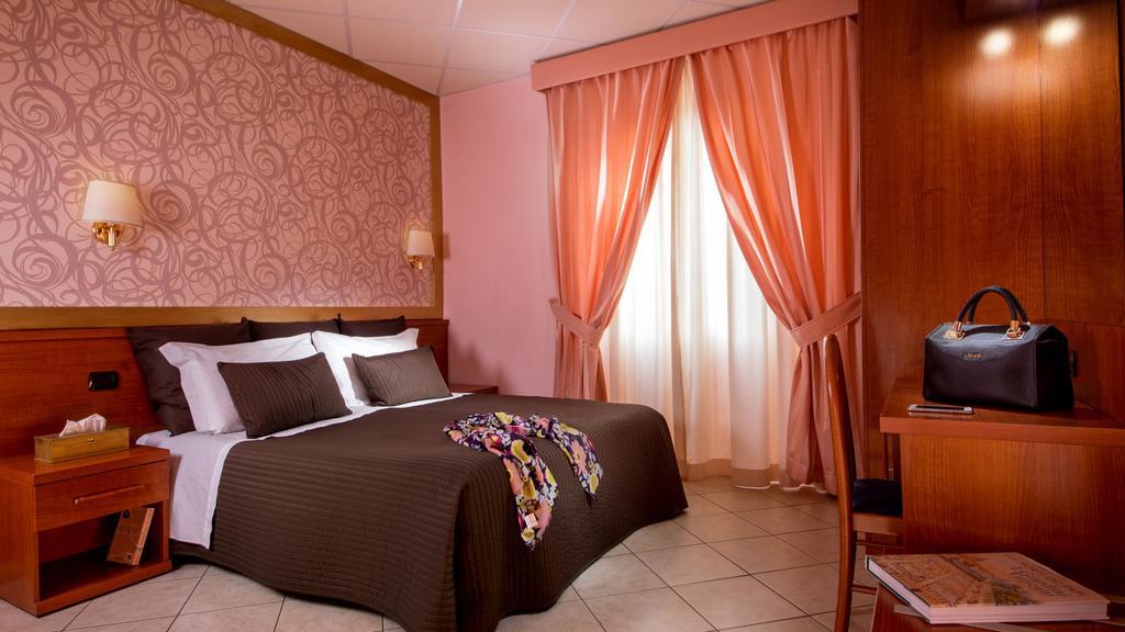 Ad Hoc Domus Colosseo Bed & Breakfast Rome Room photo