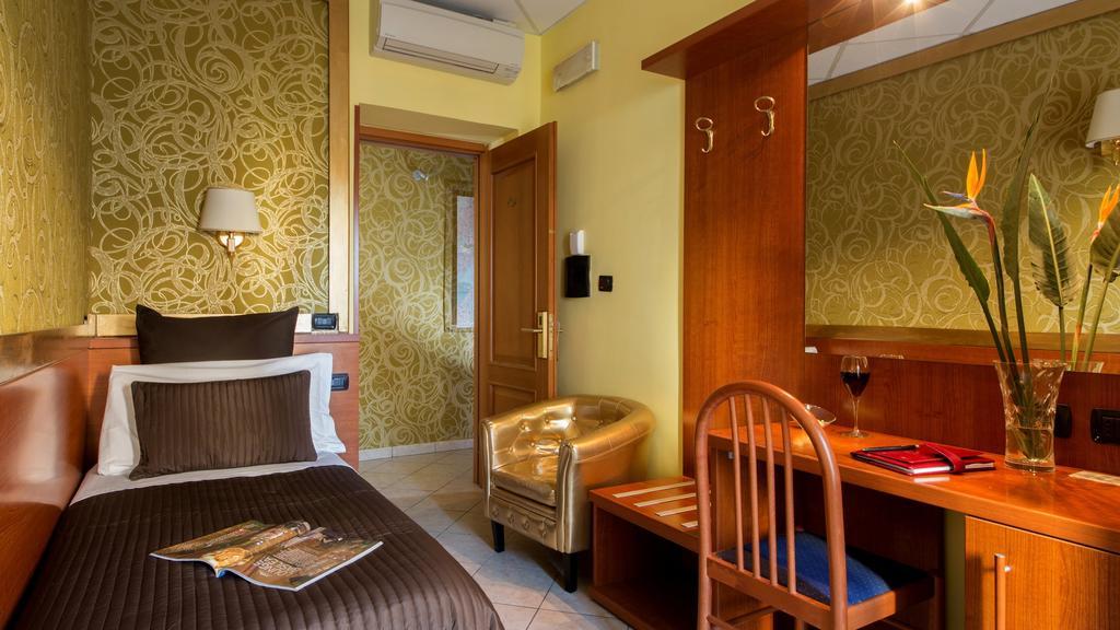 Ad Hoc Domus Colosseo Bed & Breakfast Rome Room photo