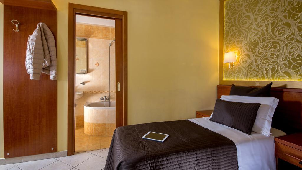 Ad Hoc Domus Colosseo Bed & Breakfast Rome Room photo