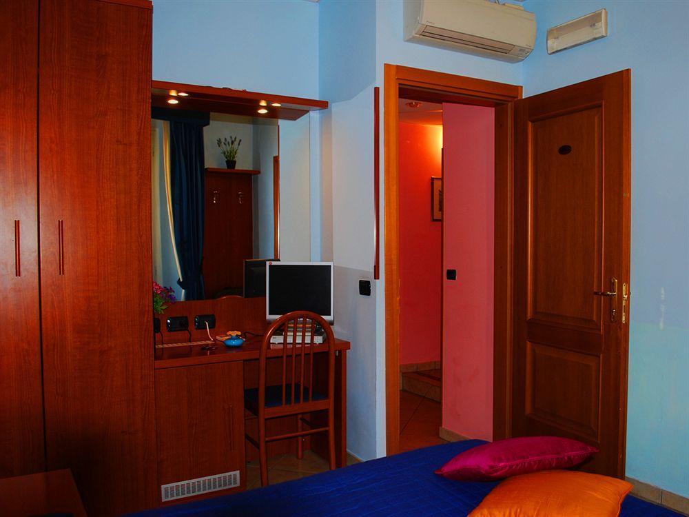 Ad Hoc Domus Colosseo Bed & Breakfast Rome Exterior photo